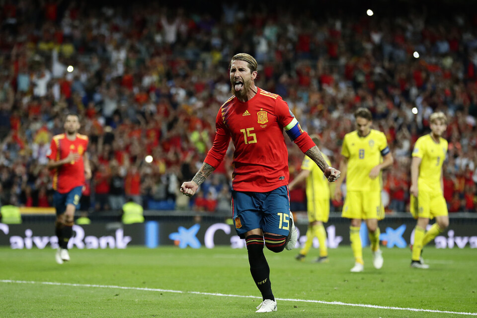 Sergio Ramos jublar efter straffen som betydde 1–0 till Spanien.