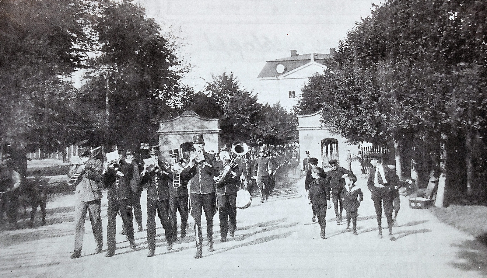 T4:s musikkår var mycket uppskattad i samhället och spelade ofta för allmänheten. Den här bilden är från 1921. Arkivbild