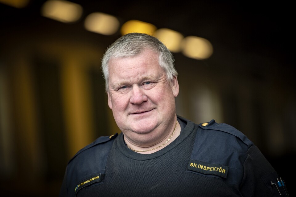 "Vi knäcker manipulationen när vi får in dem. Men då är det ju redan för sent, då är ibland redan skadan skedd", säger Patrik Gunnarsson, bilinspektör vid polisen.