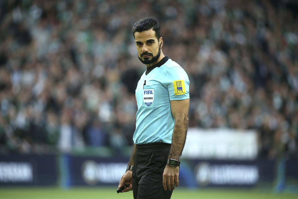 Fotbollsdomaren Mohammed Al-Hakim, som dömde Hammarby–Kalmar FF, vill ha bort repriser på storbildsskärmarna.
