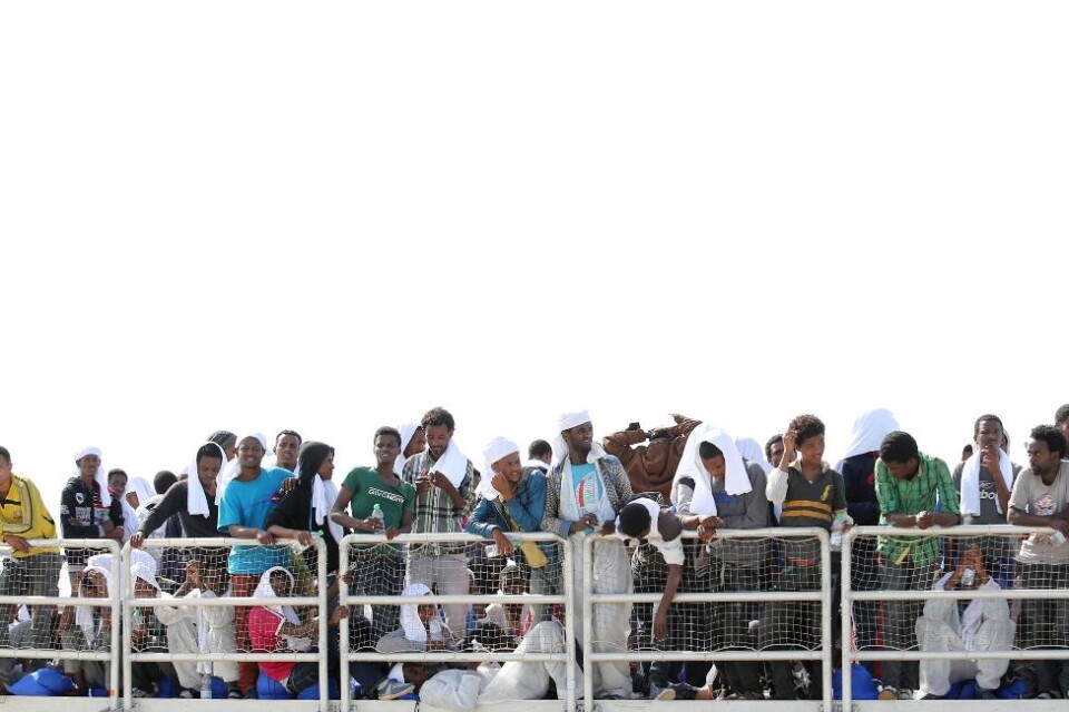 Omkring 40 migranter har mist livet i en ny olycka utanför Italiens kust. De ska ha drunknat i Canale di Sicilia mellan Sicilien och Libyen. Enligt vittnesmål från överlevande var det flera som föll i vattnet och omkom eftersom de inte kunde simma, uppg