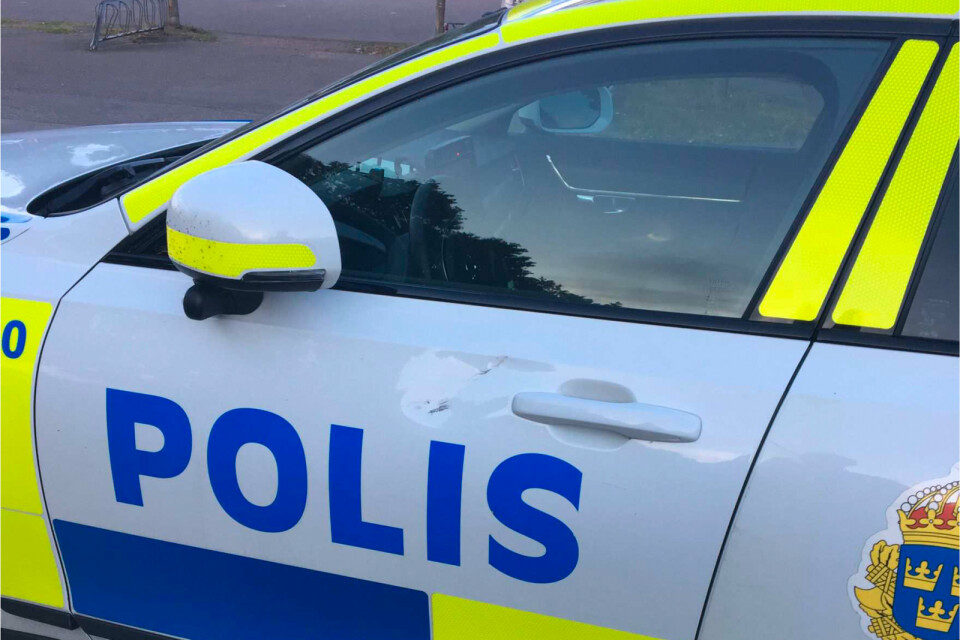 Tegelsten kastades på polisbil i Norrliden, september 2019.