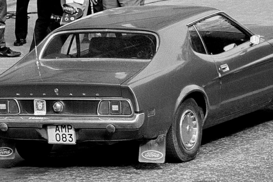 Janne och Clark ville bland annat ha en fulltankad bil att fly i. Polisen erbjöd polisen och tillika ägaren Kenth Svenssons blåa Ford Mustang från 1971. Bilen parkerades utanför banken av Kenth själv. Och han gjorde det helt utan skyddsutrustning, berättar Magnus.