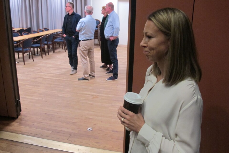 Sara Rudolfsson var uppenbart nervös innan medlemsmötets början där hon stod ensam innanför dörren. Samtidigt stod Jan Björkman utanför och pratade glatt och välkomnade.