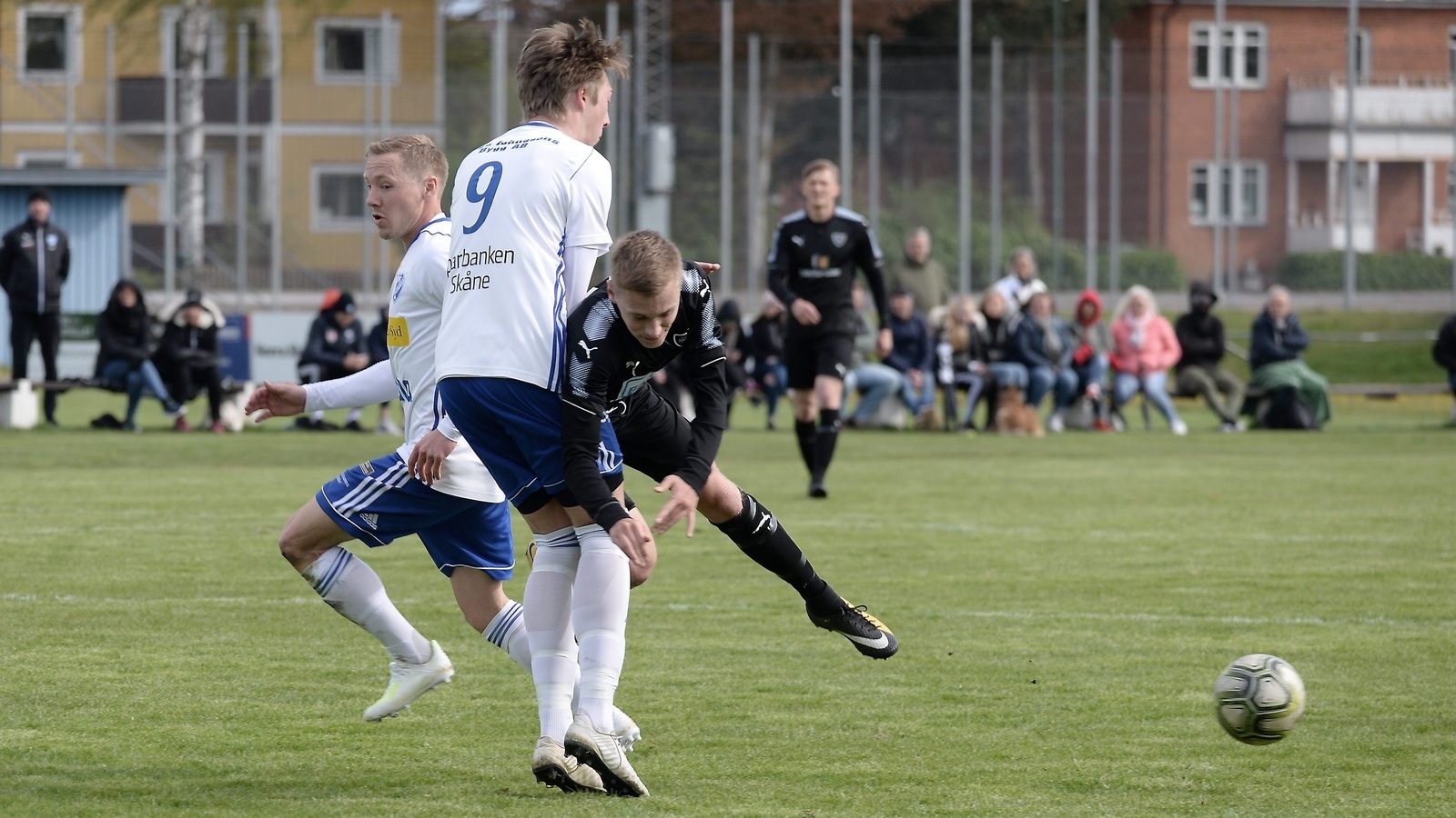 Det tog tvärstopp för IFK Osby och Melker Engqvist (svart) mot IFK Simrishamn. Ett heroiskt kämpande Osby, med en man mindre, fick till slut ge sig mot serieledarna. Foto: Robert Rolf