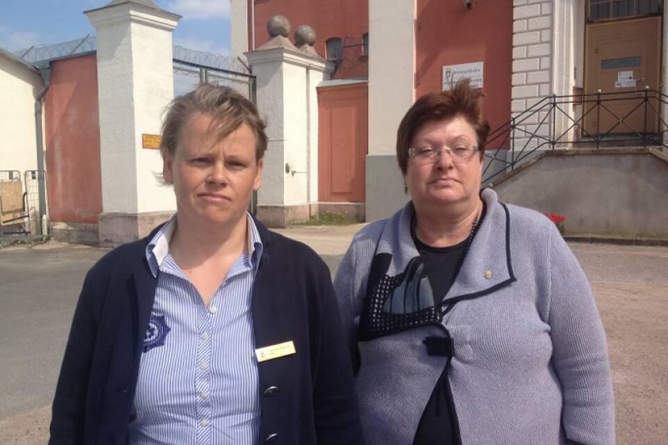 Viktoria Rydholm och Monica Klingström på Kriminalvården informerade på måndagen personalen om att fängelset i Kristianstad läggs ned.