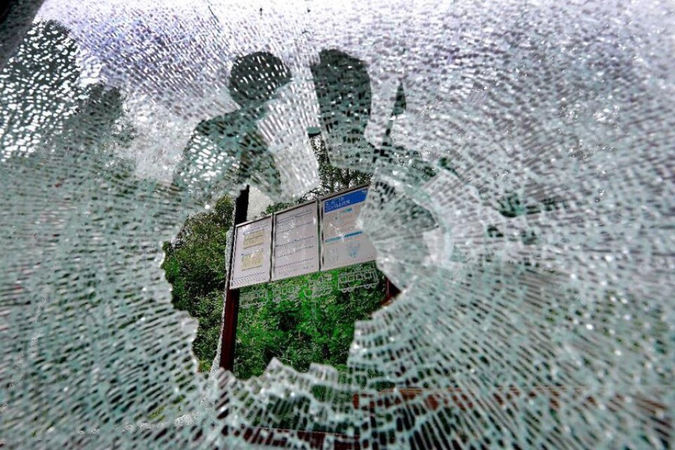 Ännu vid tiotiden i går förmiddag låg det mängder av krossat glas vid flera av busshållplatserna längs Fristadvägen.