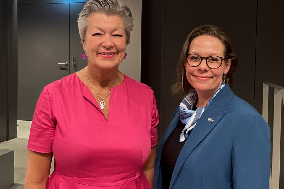 Nöjda miner på inrikeskommissionär Ylva Johansson och migrationsminister Maria Malmer Stenergard (M) efter torsdagens uppgörelse i Luxemburg.