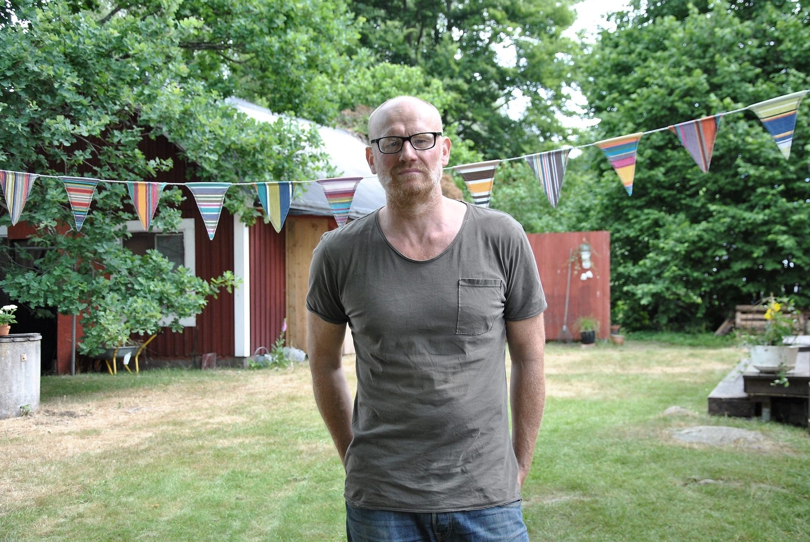 Teaterdirektör Gunnarson jobbar hemifrån  hans teater ligger i trädgården.