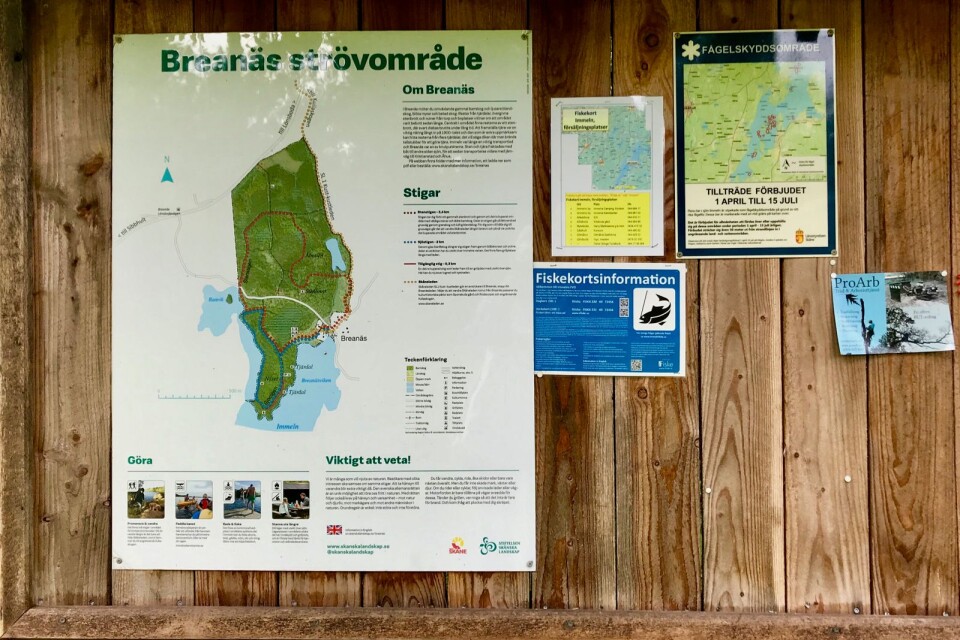 Det finns en tavla med information om Breanäs, lederna är utmärkta på en karta. Varje led har en egen färg.