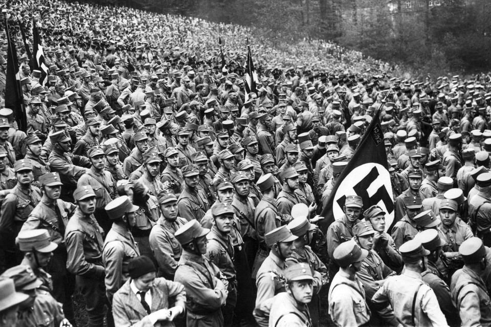 SEKLET-POLITIK-30 Nationalsocialister (nazister) i Tyskland förbereder sig för demonstrationsmarsch mot den sittande regeringen i oktober 1931.