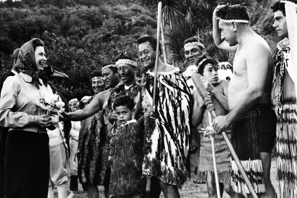 På sin resa till södra halvklotet 1970 besökte Elizabeth inte bara Australien, utan även bland annat Nya Zeeland. Här träffar hon urinnevånare på den nyzeeländska Sydön.