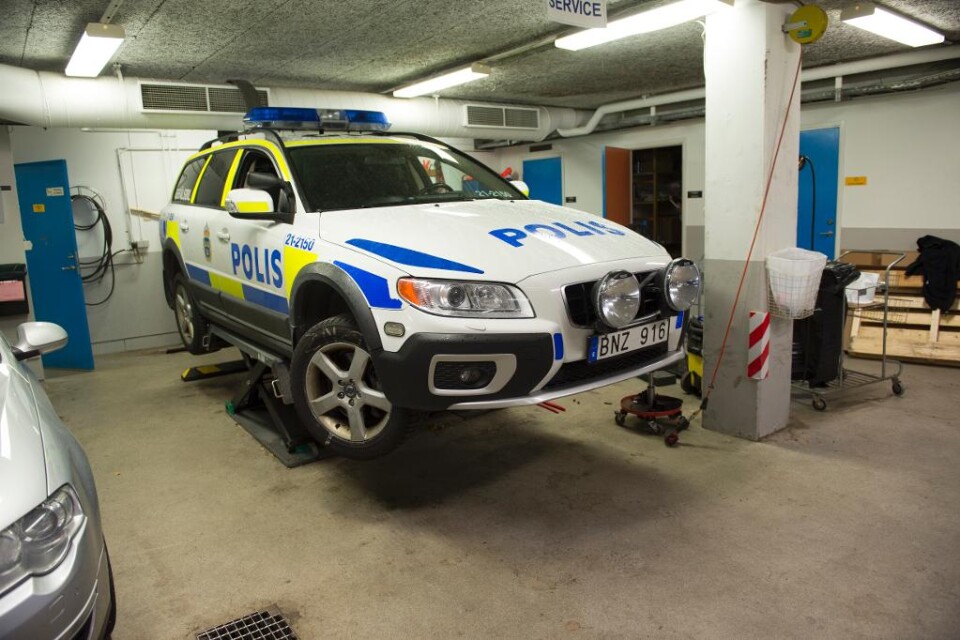 Skador på polisens fordon i samband med prejningar är en dyr historia, visar en granskning som SVT Sörmland har gjort. Sedan 2000 har Kammarkollegiet - myndigheten som försäkrar polisens fordon - fått in 1 142 ärenden om polisbilar som har skadats vid p