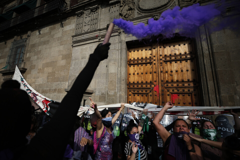 Demonstranter utanför nationalpalatset i Mexico City under söndagen.
