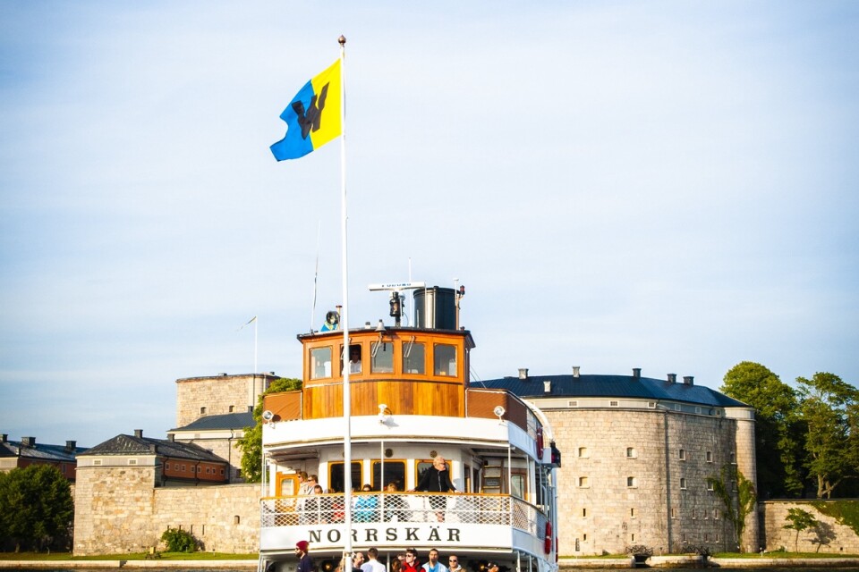 Vaxholm är centrum för Stockholms skärgårdstrafik. På ön Rindö som man når med bilfärja ligger Waxholms Bryggeri.