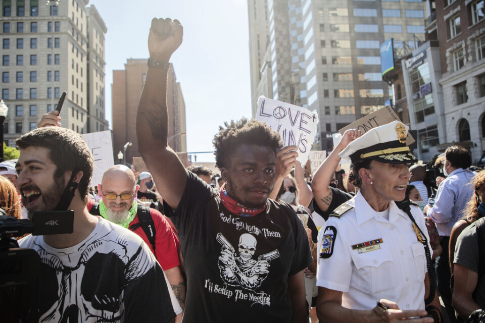 En demonstrant höjer sin näve under en manifestation i Columbus, Ohio, under tisdagen.