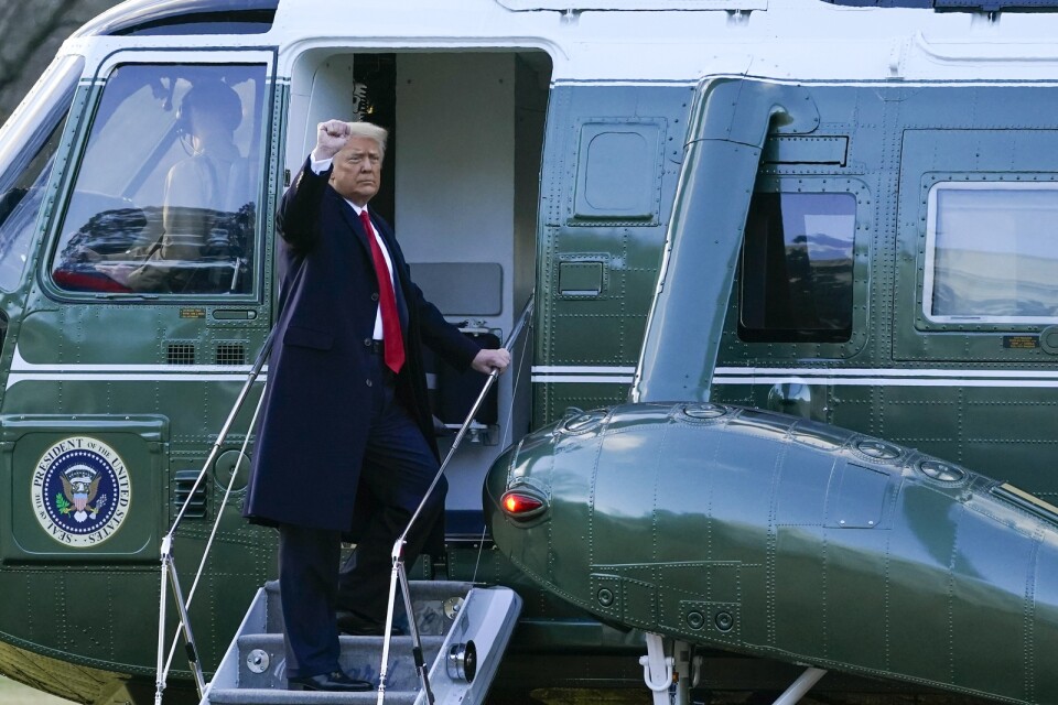 USA:s förre president Donald Trump lyfte sin näve i en kampgest när han lämnade Vita huset och presidentposten i den 20 januari i år. Arkivbild.