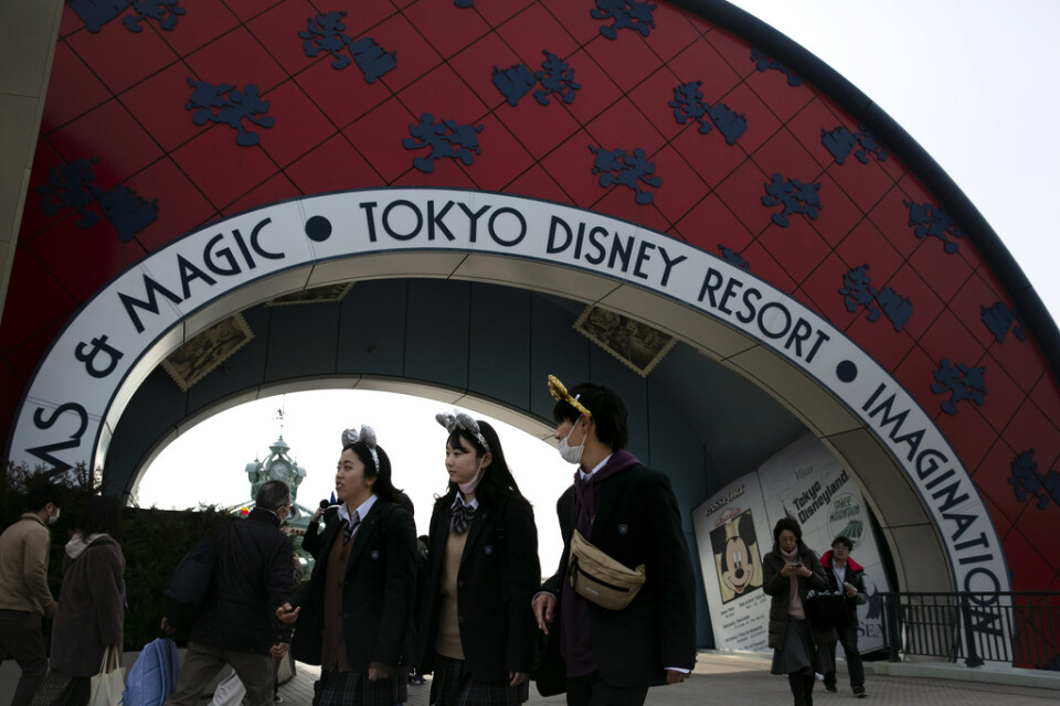 Tokyos två Disneyparker stängs i två veckor på grund av det nya coronaviruset.
