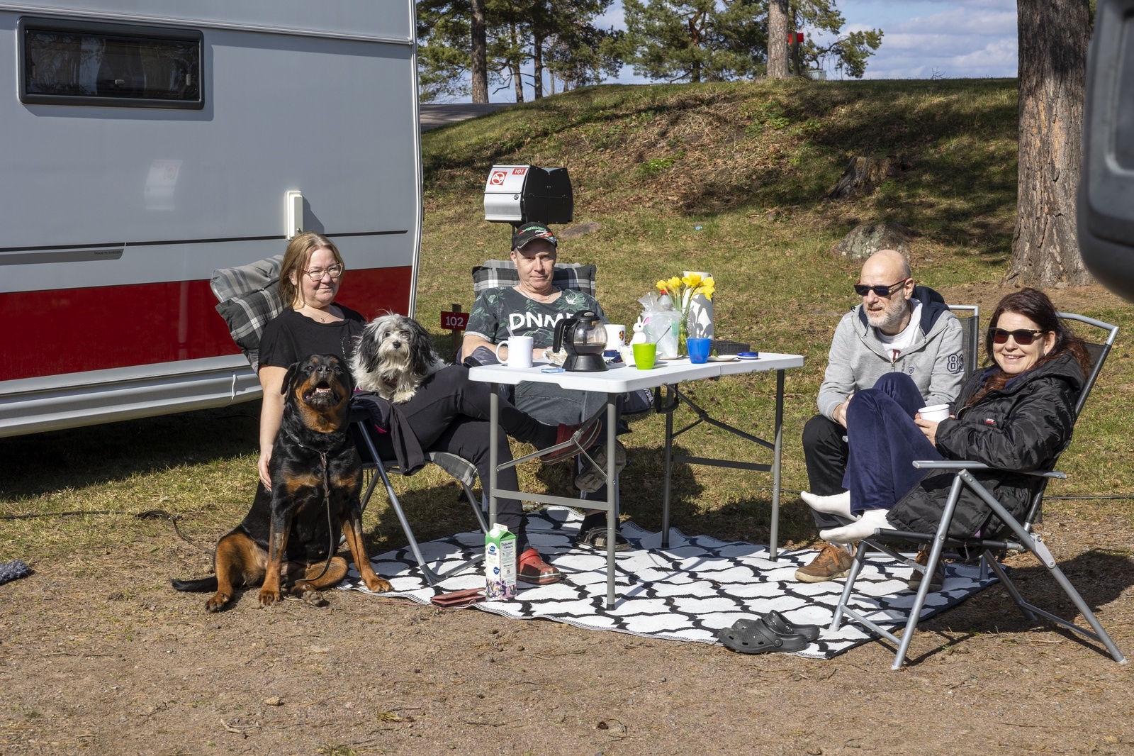 Anna och Stefan Berglund och campingvännerna Christer och Verona Eriksson passade på att fika när solen tittade fram under långfredagen.