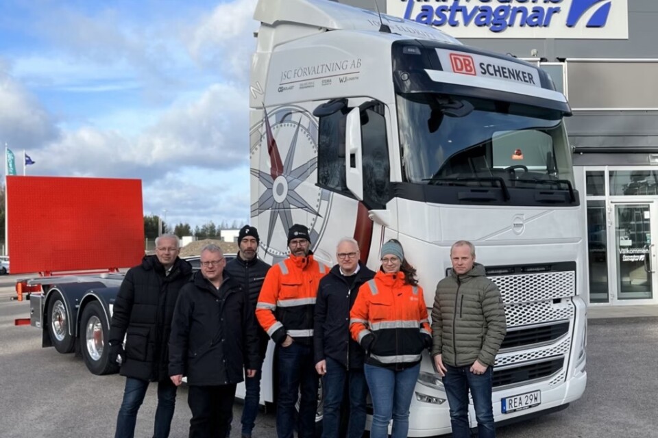 Första eldrivna lastbilen i Kronoberg. På plats fanns Pierre Ericsson, Stefan Carlsson, Pär Löfgren, Mattias Sunesson, Jerker Rosén, Lotta Hoving och Fredrik Johannisson.