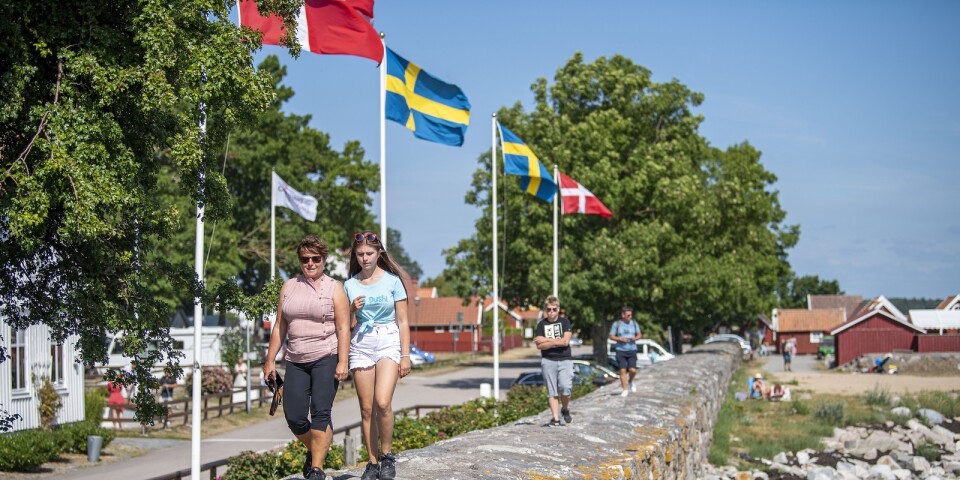 Turister som går på muren i Kristianopel.