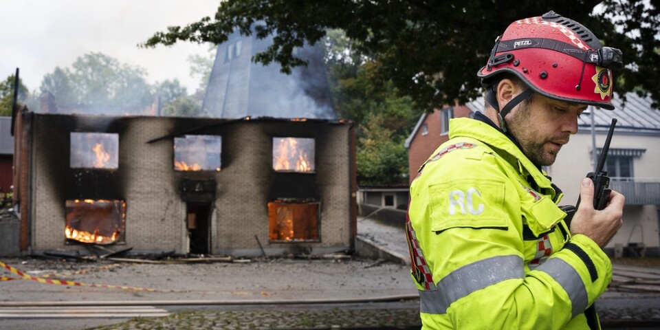 Ett flerfamiljshus och en frisörsalong brann på Storgatan i Asarum. Alla kunde evakueras, från platsen hördes flera höga smällar, säger räddningstjänsten.