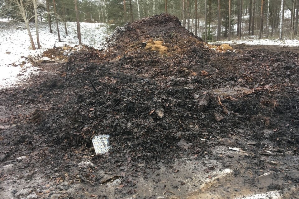 Branden i den kommunala komposthögen kunde släckas.