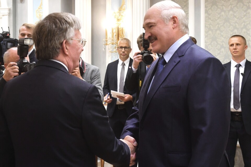 USA:s avpolletterade tidigare nationelle säkerhetsrådgivare John Bolton (vänster) besökte nyligen Minsk. Här skakar han hand med Aleksandr Lukasjenko. Arkivbild.