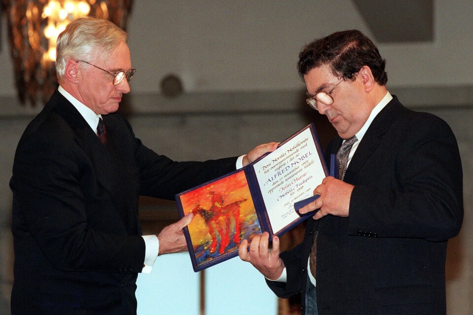 John Hume (till höger) tillsammans med den norska Nobelkommitténs ordförande Francis Sejersted vid prisutdelningen 1998. Arkivbild.