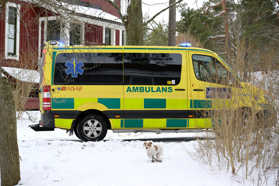 Ambulanssjukvården kan tas över av Region Stockholm och regionpolitikerna hänvisar till säkerhetsläget. Arkivbild.