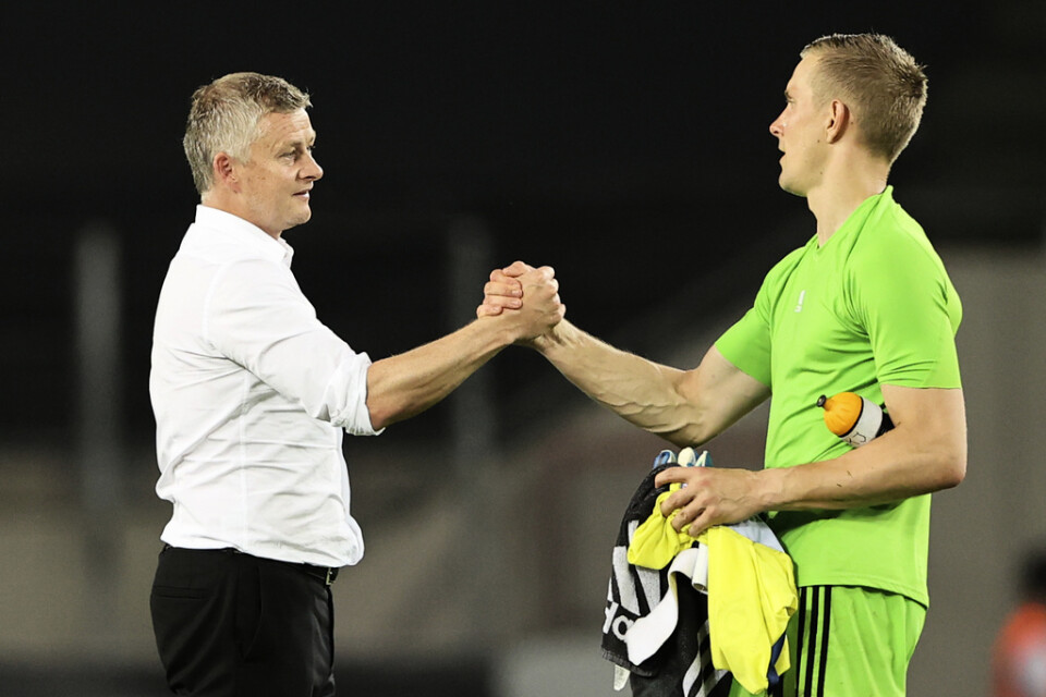 Karl-Johan Johnsson tackar Manchester Uniteds manager Ole Gunnar Solskjær efter sitt storspel mot den engelska storklubben.