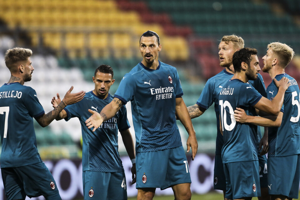 Milanjubel efter att Zlatan Ibrahimovic prickat in 1–0 borta mot Shamrock Rovers i Europa League-kvalet.