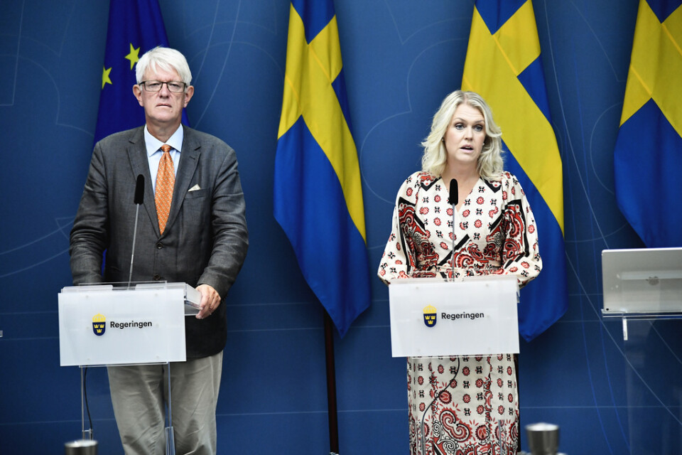 Folkhälsomyndighetens generaldirektör Johan Carlson, och socialministern Lena Hallengren (S) om hanteringen av framtida eventuella utbrott av covid-19 under en pressträff på Rosenbad.