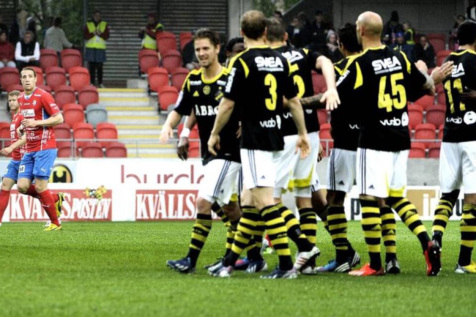 Kenny Pavey tittar på när hans före detta klubbkompisar i AIK firar sitt 1-0-mål mot Öster. Foto: LENA GUNNARSSON