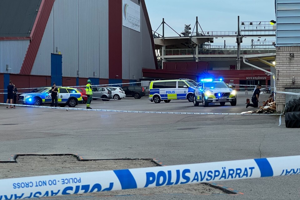 En man har skottskadats vid Arenastaden i Växjö.