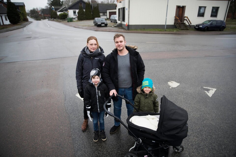Maria Larsson och hennes familj är oroliga över trafiksituationen för oskyddade trafikanter i Spjutstorp. Här är hon och maken Magnus Larsson med barnen Melker, Milton och i vagnen Milli – i den för fotgängare obehagliga korsningen mitt i byn.