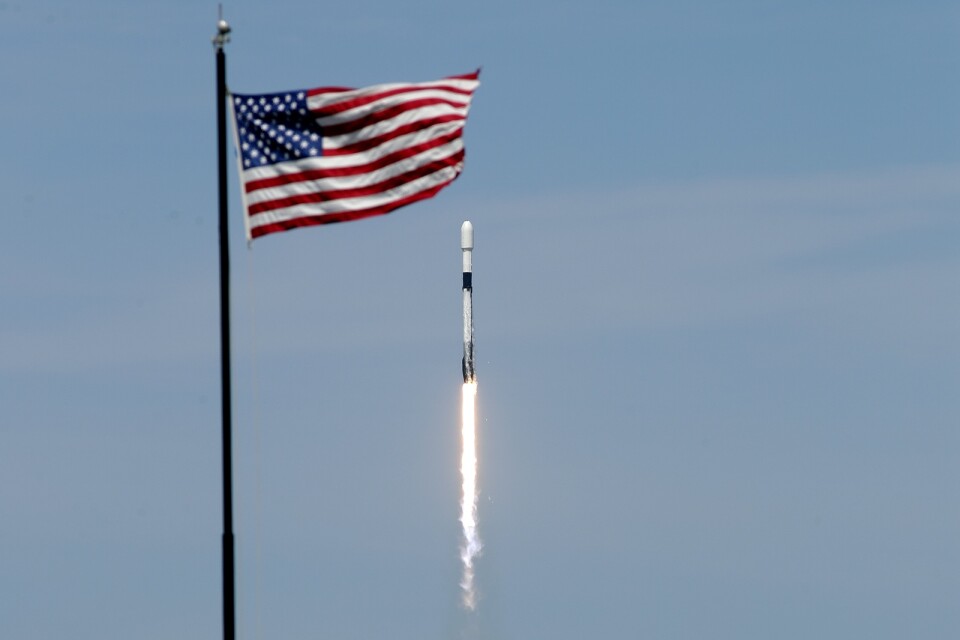 Globalt nätverk. En SpaceX-raket tar med sig 60 Starlinksatelliter upp i rymden. Starlink ger internetuppkoppling på otillgängliga platser. Skapare: Elon Musk, invandrare och numera medborgare i USA.