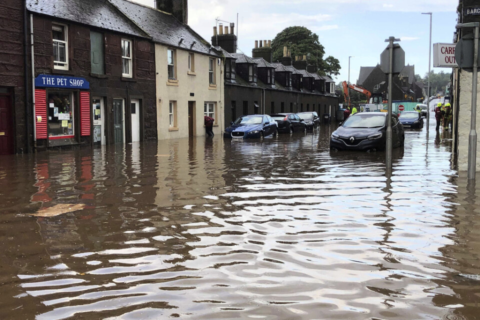 Översvämningar under onsdagen i Stonehaven, den stad utanför vilken ett passagerartåg spårat ur under morgonen.