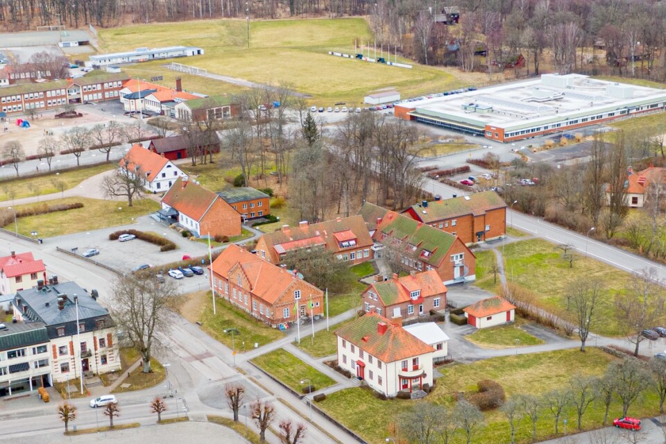 Broby centrum, med tingshuset, läkarvillan och kommunhuset till höger.