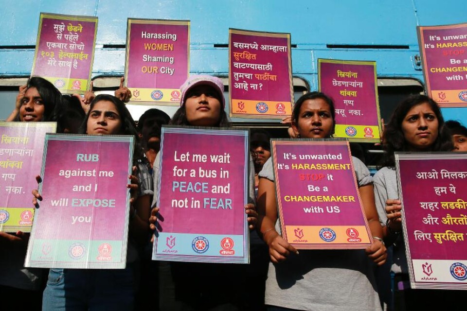 En indisk aktivist har gripits efter att ha visat Leslee Udwins uppmärksammade dokumentär \"Indiens dotter\" för allmänheten. Filmen handlar om den brutala gängvåldtäkten i Dehli 2012, då en 23-årig kvinna dog i sviterna av sina skador. En domstol har fö
