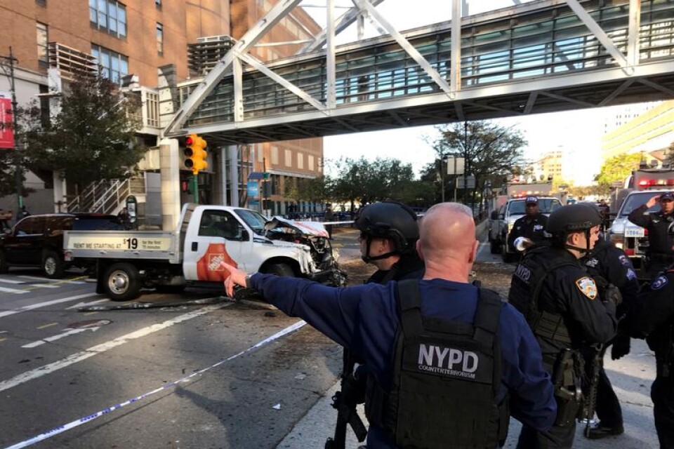 Polis på plats på West Street nära en gymnasieskola på södra delarna av Manhattan i New York strax efter det misstänkta terrordådet.
