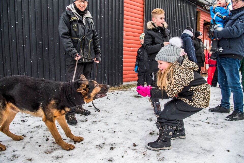 Polisens hundgrupp var på plats. Något som sjuåriga Matilda Martikainen från Ronneby tyckte var roligt.