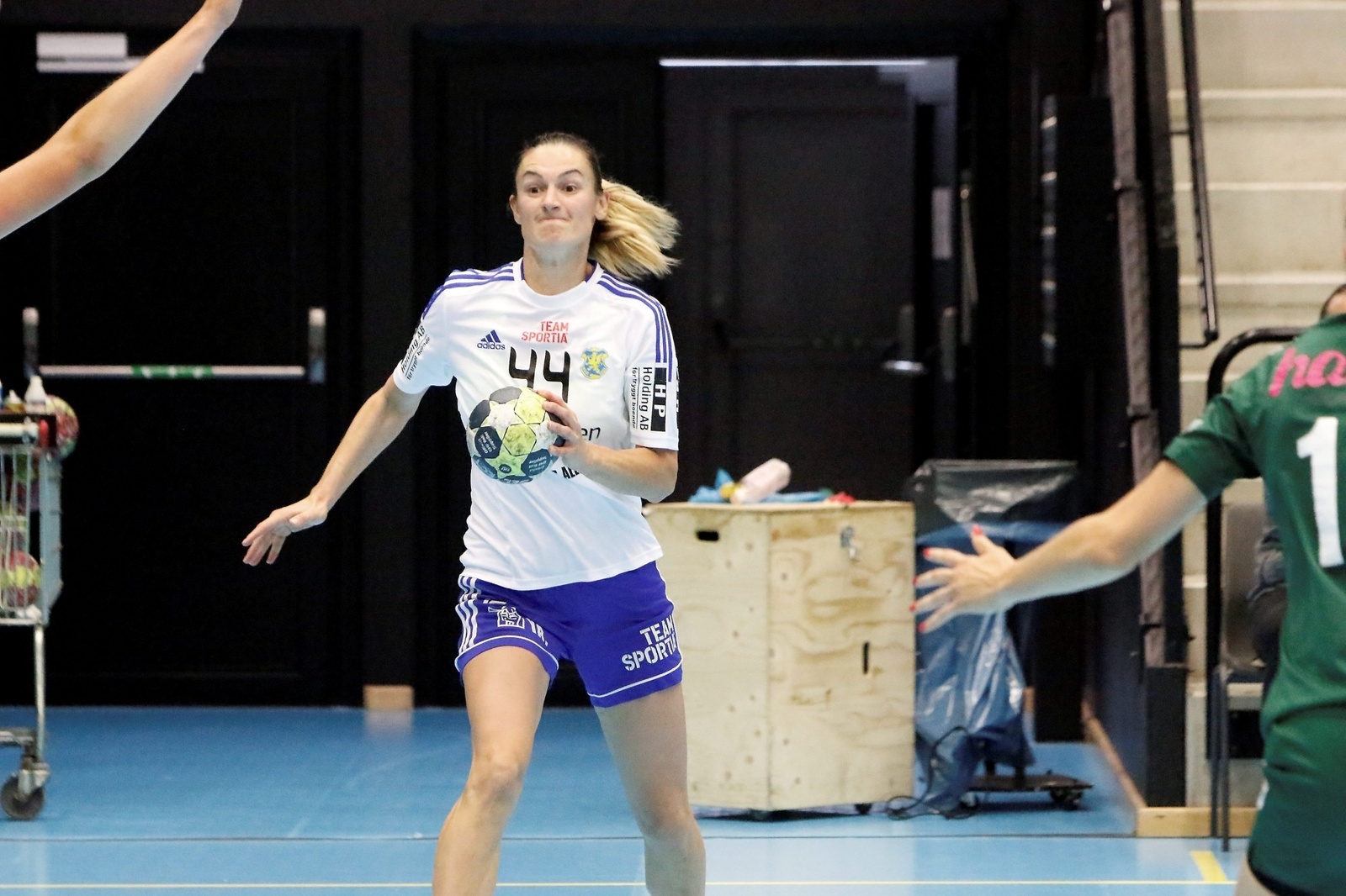 Jasmina ”Nina” Djapanovic njöt av att vara tillbaka på handbollsplanen och gjorde tre mål i sin comeback och YIF-debut. Foto: Jonny Nilsson