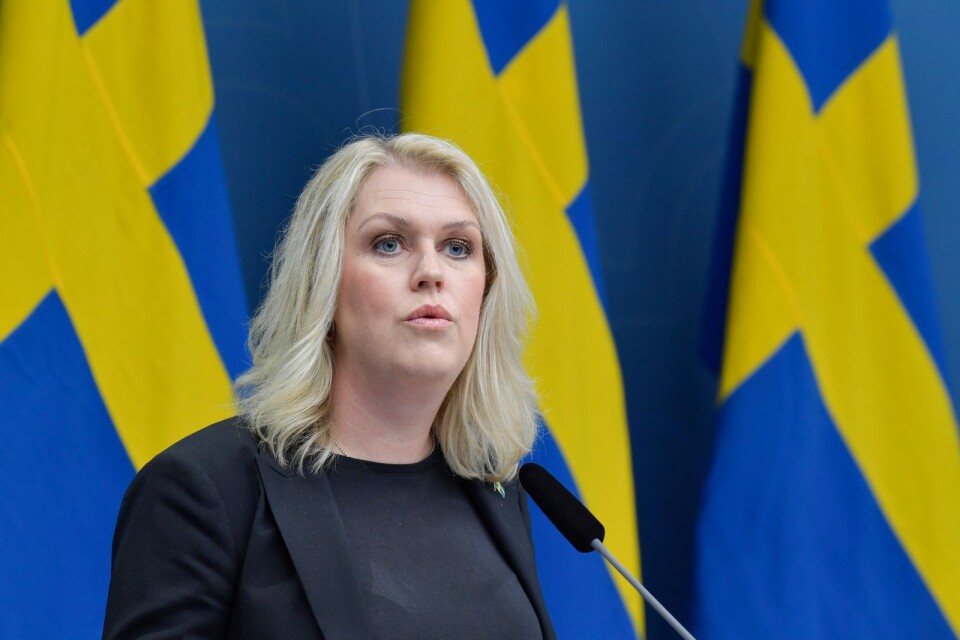 Socialminister Lena Hallengren (S) bör avskaffa hemtjänstansvar för tillfälligt boende.