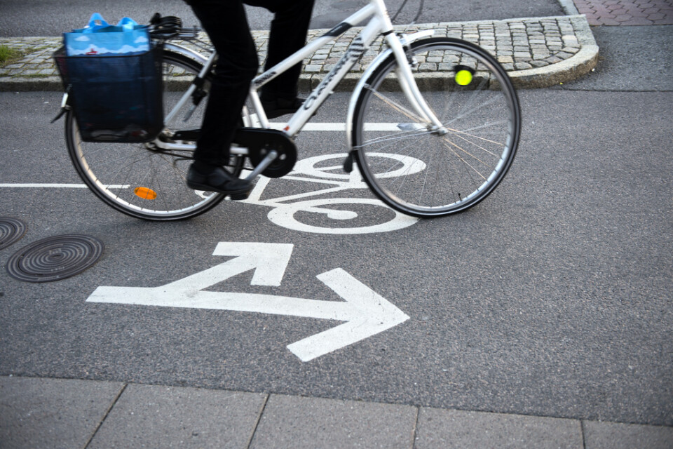 En cyklist i 70-årsåldern skadades allvarligt i en kollision med en bil i Örebro. Arkivbild.