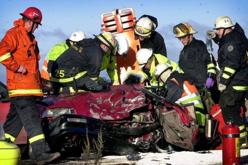 Den polskregistrerade Hondan blev så svårt demolerad att räddningspersonalen fick skära loss taket för att få loss de skadade.