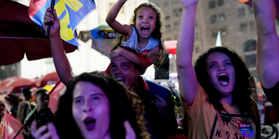 Anhängare till Lula da Silva jublar när röstsiffrorna presenteras i Rio de Janeiro.