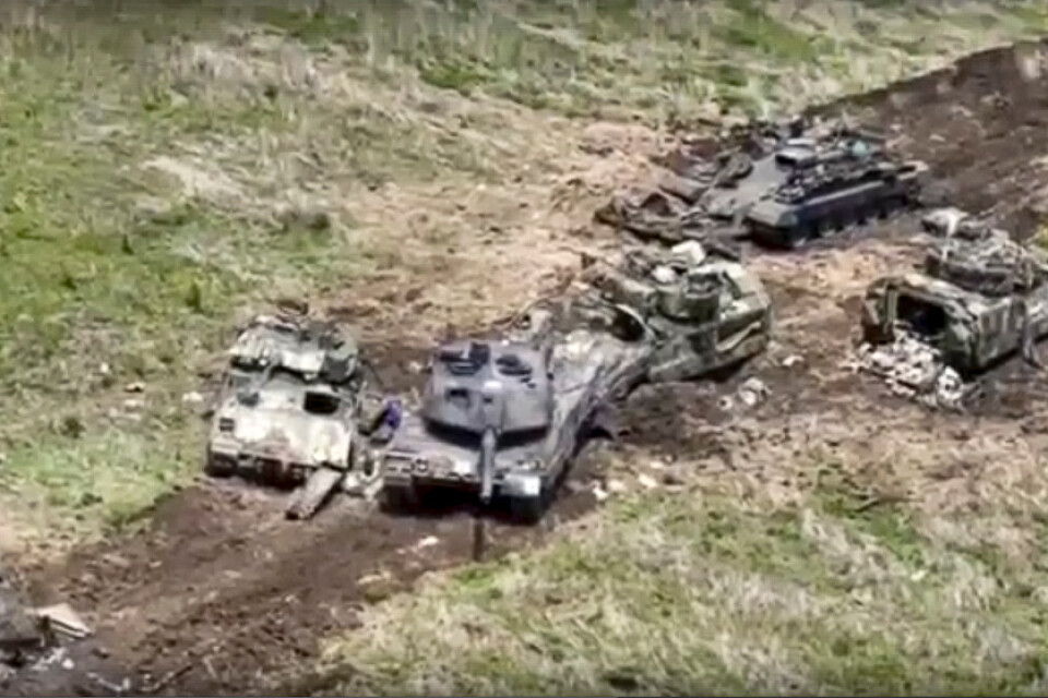 Den här bilden, som distribuerats av Rysslands försvarsdepartement, visar flera av Ukrainas militära fordon som har förstörts eller övergivits.