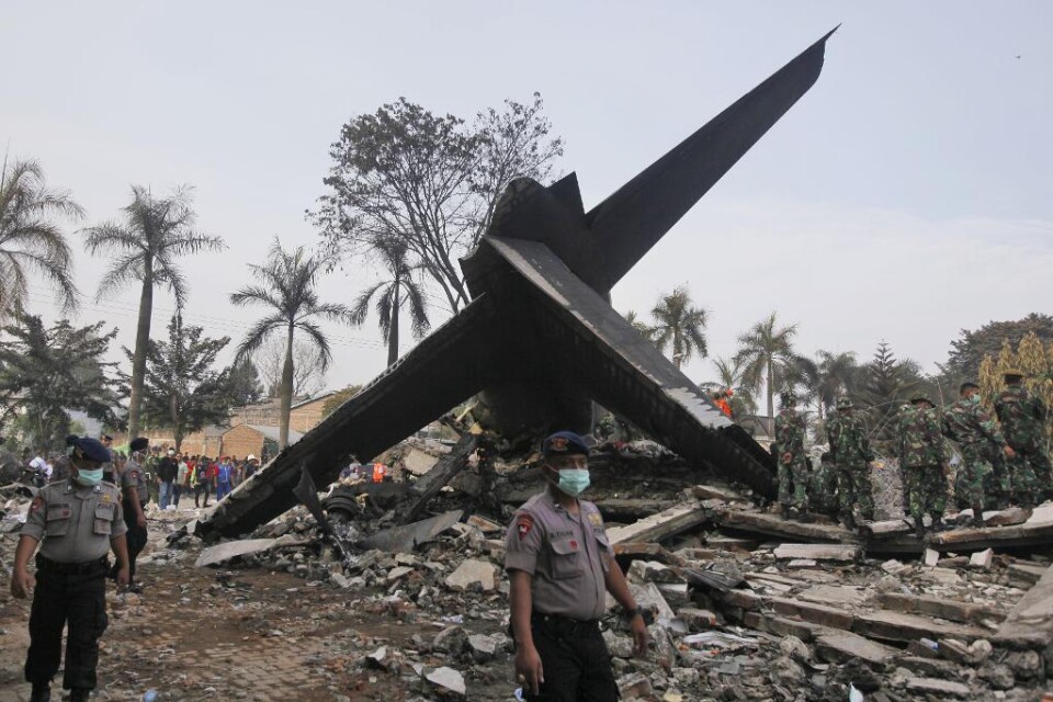 Det militära transportplan som störtade i ett bostadsområde i Indonesien hade motorproblem. Landets flygvapenchef Agus Supriatna säger att det faktum att planet svängde åt höger direkt efter start och flög i en lägre hastighet än normalt tyder på att en