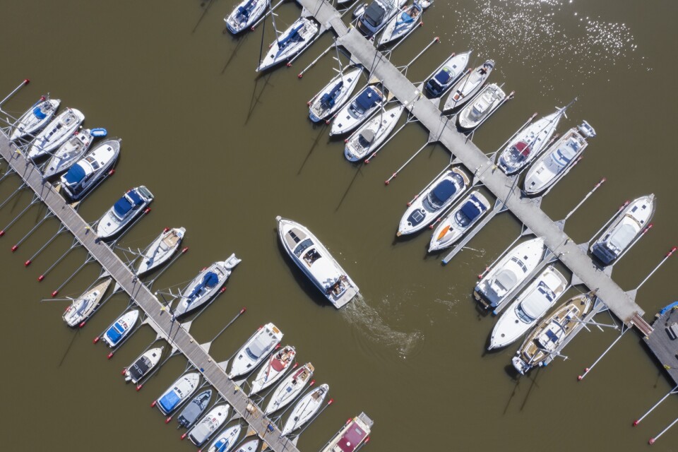 Motor- och segelbåtar i en båtklubb i Mälaren. Båtarna på bilden har inget med artikeln att göra.
